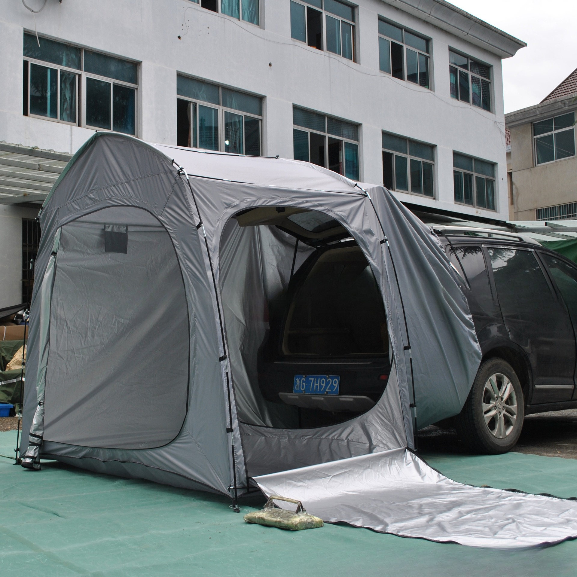 Easy to store full-model rear  - Emergency Mylar Tent recensie en prijs